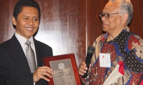 Totok Amin Soefijanto, Ed.D, Deputi Rektor Bidang Akademik dan Kemahasiswaan, Universitas Paramadina, memperoleh penghargaan Alumni Award Winners dari Boston University. 