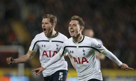 Tottenham Hotspur's Christian Eriksen (R) celebrates scoring a goal with team-mate Jan Vertonghen during their English Premier League soccer match against Hull City at the KC Stadium in Hull, northern England November 23, 2014. 