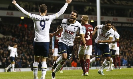 Tottenham Hotspur's Etienne Capoue (2nd L) celebrates his goal against Burnley during their FA Cup third round replay soccer match at White Hart Lane in London January 14, 2015.