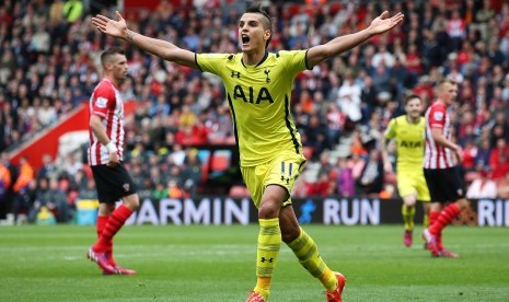 Tottenham's Erik Lamela celebrates scoring their first goal 