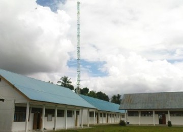 Tower internet di kompleks sekolah (ilustrasi)