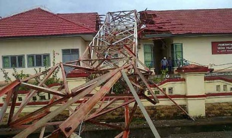 Tower yang jatuh menimpa Kantor Sistem Satu Atap (Sistap) di Kabupaten Mamuju, Sulawesi Barat, Rabu (9/1).