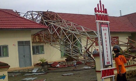 Tower yang jatuh menimpa Kantor Sistem Satu Atap (Sistap) di Kabupaten Mamuju, Sulawesi Barat, Rabu (9/1).