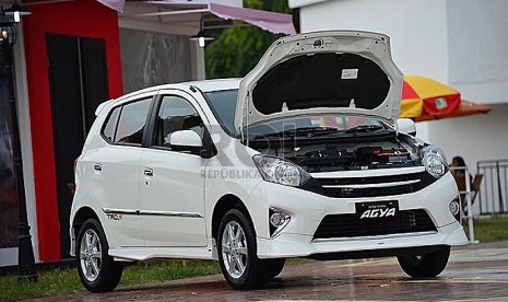 Toyota Agya                      (Republika/Yogi Ardhi Cahyadi)