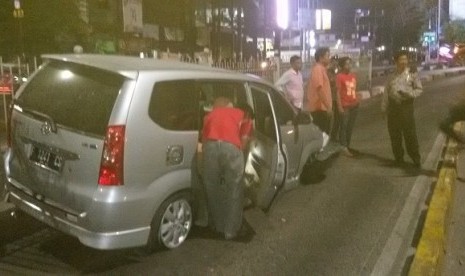 Toyota Avanza menabrak separator busway di Jalan Warung Jati Barat, Kelurahan Kalibata, Pancoran, Jakarta Selatan, Rabu (22/7) sekitar pukul 22.00 WIB. Tidak ada korban jiwa dalam kecelakaan tunggal tersebut.