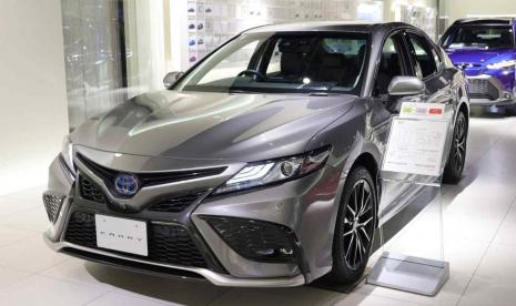 Toyota Camry dipajang di salah satu diler di Jepang.