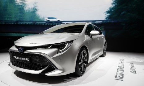 Toyota Corolla Hybrid dipamerkan di Paris Motor Show 'Mondial de l'Automobile' di Paris, Prancis, (2/10).