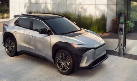 Toyota Motor Corp mengatakan pada Kamis (23/6/2022) akan menarik 2.700 kendaraan listrik (EV) produksi massal pertamanya untuk pasar global karena risiko roda bisa lepas. 