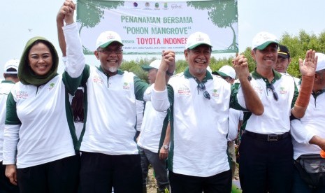 Toyota Indonesia melakukan penanaman sekitar 200 ribu pohon bakau di pesisir Pantai Pedes, Kabupaten Karawang, Jawa Barat, hari ini, Rabu (1/3). 