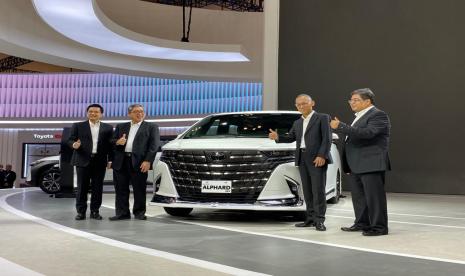 Toyota meluncurkan All New Alphard Hybrid di Pembukaan GIIAS 2023 di ICE BSD, Tanggerang Selatan, Banten, Kamis (10/8/2023).