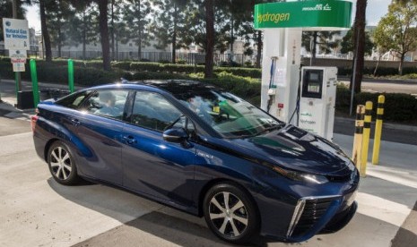 Toyota Mirai sedang mengisi bahan bakar di stasiun pengisian hybrid