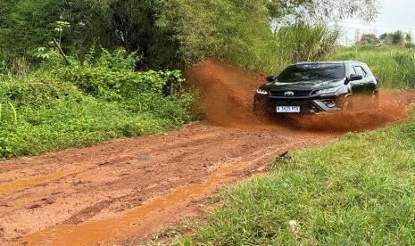 Toyota New Fortuner 4x4 GR 2.8 Sport melintasi jalan becek di kawasan Cisauk, BSD Tangerang, Selasa (10/9/2024).