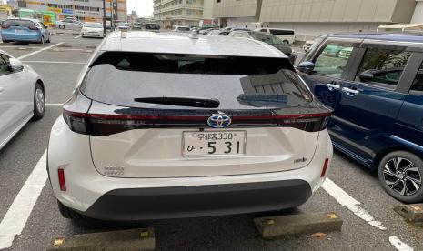 Toyota Yaris terpakir di salah pertokoan di Tokyo, Jepang, beberapa waktu lalu.Toyota Yaris menduduki peringkat teratas penjualan mobil baru di Jepang pada bulan Oktober 2024.