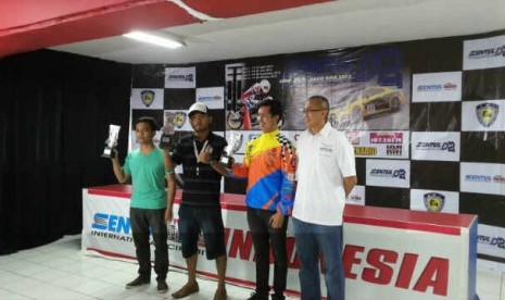 Toyota Soluna Vios Club raih prestasi Drag Races.