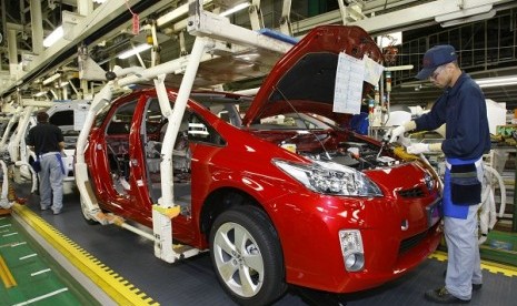 Toyota workers assemble parts on new Prius hybrid vehicles at Toyota Tsutsumi Plant in Toyota, central Japan. (photo file)  