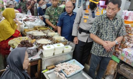  TPID Kota Solo saat melakukan sidak harga bahan pokok di Pasar Gede. 