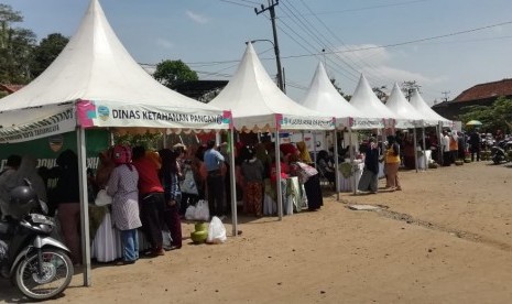 TPID Kota Tasikmalaya menggelar operasi pasar murah di halaman kantor Kecamatan Tamansari, Kota Tasikmalaya, Kamis (24/10). 