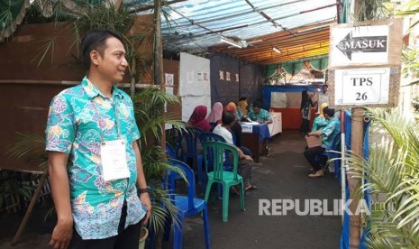 TPS 26 dan 27 di Palmeriam, Matraman, Jakarta Timur, terlihat kondusif, Rabu (19/4). Hingga pukul 10.00 WIB, sudah ada sekitar 400 warga yang menggunakan hak suaranya di kedua TPS ini. 