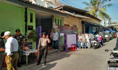 TPS 4 Jalan Luar Batang II, Penjaringan, Jakarta Utara, Polisi tempatkan dua Polisi dan satu TNI karena dikategorikan Rawan 2. 