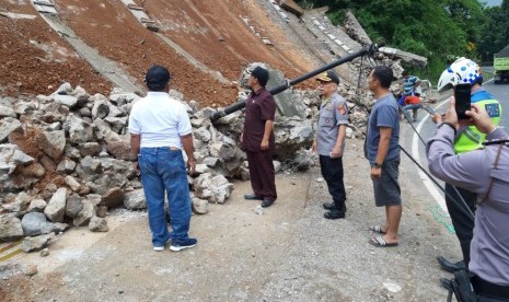 TPT di pinggir jalan nasional, tepatnya di Jalan Raya Limbangan, Desa Cijolang Kecamatan Limbangan, Kabupaten Garut, mengalami longsor pada Jumat (21/2) pagi.