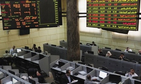 Traders work at the Egyptian stock exchange in Cairo January 3, 2013. Egypt's stock market held up well this week despite a weak currency, as foreign investors continued to buy shares - a sign that a devaluation of Egypt's pound, which looks increasingly likely, might not be a disaster for financial markets. 