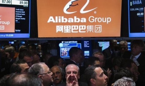 Traders work on the floor as they wait for a final price on the Alibaba Group Holding Ltd. initial public offering (IPO) under the ticker ''BABA'', at the New York Stock Exchange in New York September 19, 2014.