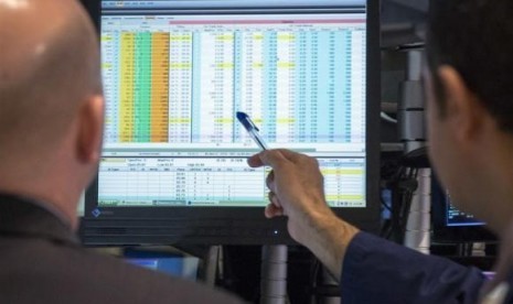 Traders work on the floor of the New York Stock Exchange. (File photo)