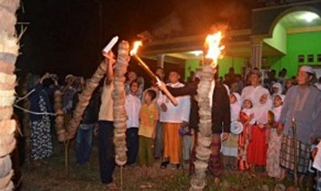 Tradisi bakar gunung. 