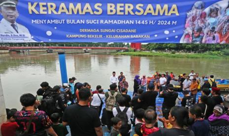 Mass shampooing tradition to celebrate Ramadan 1445 Hijri held on the banks of Cisadane River, Sunday (10/3/2024).