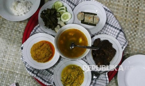 Tradisi makan badulang khas Beltung.