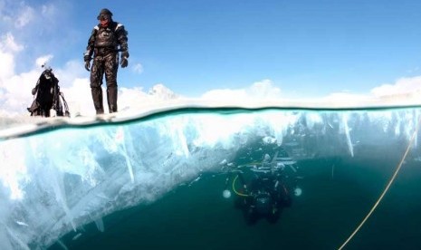 Tradisi menanam pohon di dalam lautan es di Siberia