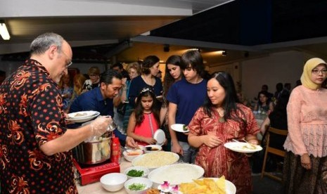 tradisi munggahan dari jawa barat hadir di fiesta ramadhan yang digelar kbri madird sabtu (27/6)