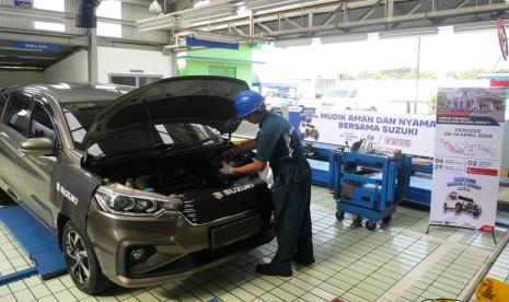 Tradisi perjalanan mudik merupakan hal yang menarik dan ditunggu bagi sebagian besar masyarakat Indonesia. Untuk menjamin ketenangan perjalanan mudik lebaran para pelanggan setia, PT Suzuki Indomobil Sales (SIS) telah menyiapkan layanan Bengkel Siaga untuk mobil dan sepeda motor yang tersebar di 66 titik di wilayah Sumatera, Banten, Jabodetabek, Jawa Barat, Jawa Tengah, Jawa Timur, hingga Bali selama 10 hari, mulai dari 5 April hingga 14 April (5/4/2024 – 14/4/2024). 