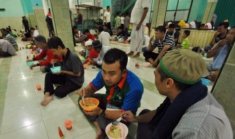 Tradisi Ramadhan di masjid Jami' Pekojan, Kelurahan Purwodinatan, Kecamatan Semarang Tengah, Kami (17/5). Selama bulan suci Ramadhan pengurus masjid ini menyiapkan tak kurang 250 mangkuk 'Bubur Koja' sebagai takjil berbuka puasa yang bisa dinikmati cuma cuma