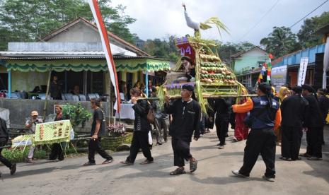 Tradisi Sedekah Ketupat mulai digelar kembali di Cilacap Barat. 