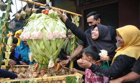 Tradisi Sedekah Ketupat mulai digelar kembali di Cilacap Barat. 