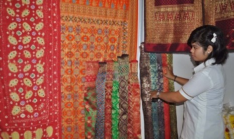 Traditional fabrics from South Sumatra are on display, including jumputan or tie dyed fabric. (illustration)