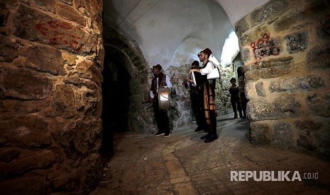 'Mesaharaty' (petugas yang membangunkan warga untuk bersahur) membangunkan warga Casbah di Kota Tua Hebron - Tepi Barat. Mereka menabuh alat musik perkusi dan tetabuhan lain membangunkan warga selama Ramadhan.