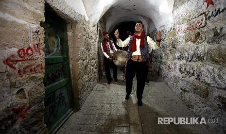 Tradisi membangunkan sahur masih bertahan di Gaza meski pandemi. Ilustrasi membangunkan sahur di Palestina.