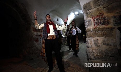 'Mesaharaty' (petugas yang membangunkan warga untuk bersahur) membangunkan warga Casbah di Kota Tua Hebron - Tepi Barat. Mereka menabuh alat musik perkusi dan tetabuhan lain membangunkan warga selama Ramadhan.