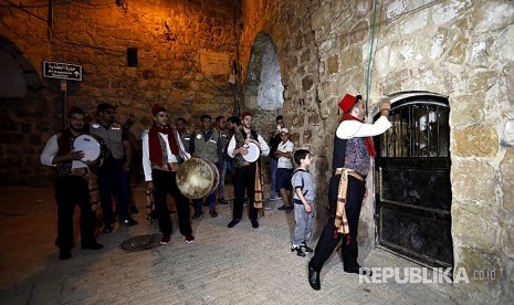 'Mesaharaty' (petugas yang membangunkan warga untuk bersahur) membangunkan warga Casbah di Kota Tua Hebron - Tepi Barat. Mereka menabuh alat musik perkusi dan tetabuhan lain membangunkan warga selama Ramadhan.