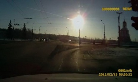 Trail of a meteorite crossing the early morning sky above the city of Kamensk-Uralsky February 15, 2013, is seen in this still image taken from video footage from a dashboard journey recorder.