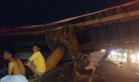 JPO yang ditabrak Trailer di Tol BSD