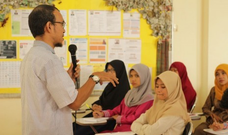 Trainer dari Republika Penerbit, Syahruddin El Fikri mengisi pelatihan guru yang diadakan oleh SMP Cendekia Baznas, Bogor.