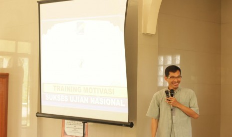 Trainer Husein Sutisna memberikan pelatihan motivasi persiapan menghadapi Ujian Nasional kepada para siswa SMP yang berlokasi di sekitar SMP Cendekia Baznas, Bogor, Ahad (21/1).