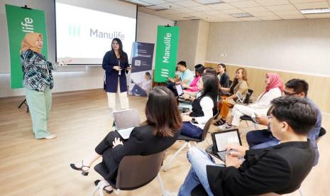 Trainer sedang memberikan motivasi ke para agen PT Asuransi Jiwa Manulife Indonesia di Jakarta, akhir pekan lalu. 