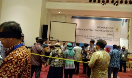 Training 'membangun kekompakan' pegawai PLN. 