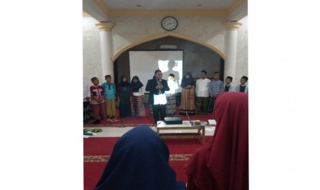  Training Motivasi kepada 46 peserta didik kelas VI di Masjid Maryam Al Muhsen, Perguruan Bina Ilmu, Jum'at (5/1) malam.