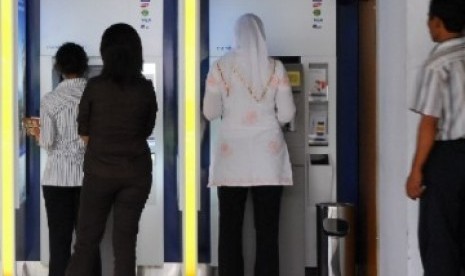 Transaksi di mesin ATM (Ilustrasi). Layanan anjungan tunai mandiri (ATM) akan kembali beroperasi normal mulai 4 Maret 2022 pada pukul 06.00 Wita, sehari setelah peringatan Hari Raya Nyepi.