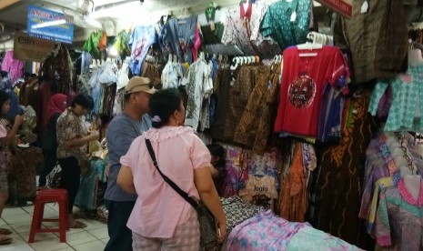 Transaksi jual beli di Pasar Beringharjo.